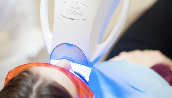 Система «Philips Zoom! White Speed (Zoom 4)», отбеливание зубов в стоматологических клиниках &quot;Медиана&quot;